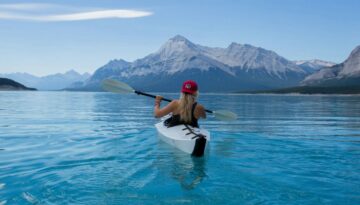 canoing-at-lake